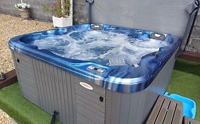 Sunny Bank - Bungalow In Carmarthenshire With Hot Tub And Extra Accessibility, A Firm Family Favourite